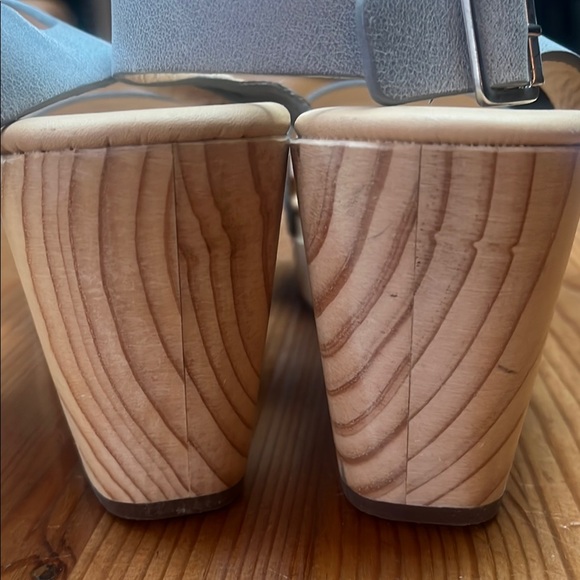 Nisolo Gray Leather Sandals with Chic Elevation on wooden platform. - Picture 3 of 11